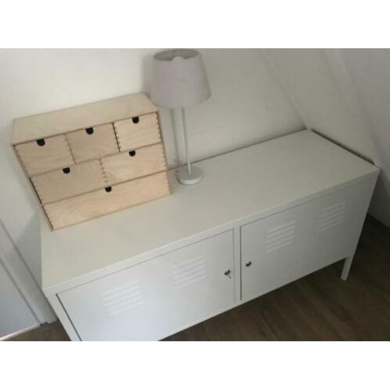 Keurige Ikea kast dressoir wit met sleutel.