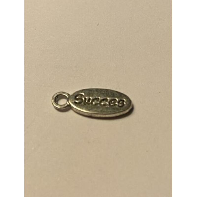 Bedel "respect". 15 x 6 mm. Zilverkleurig. Bedelnr 0079