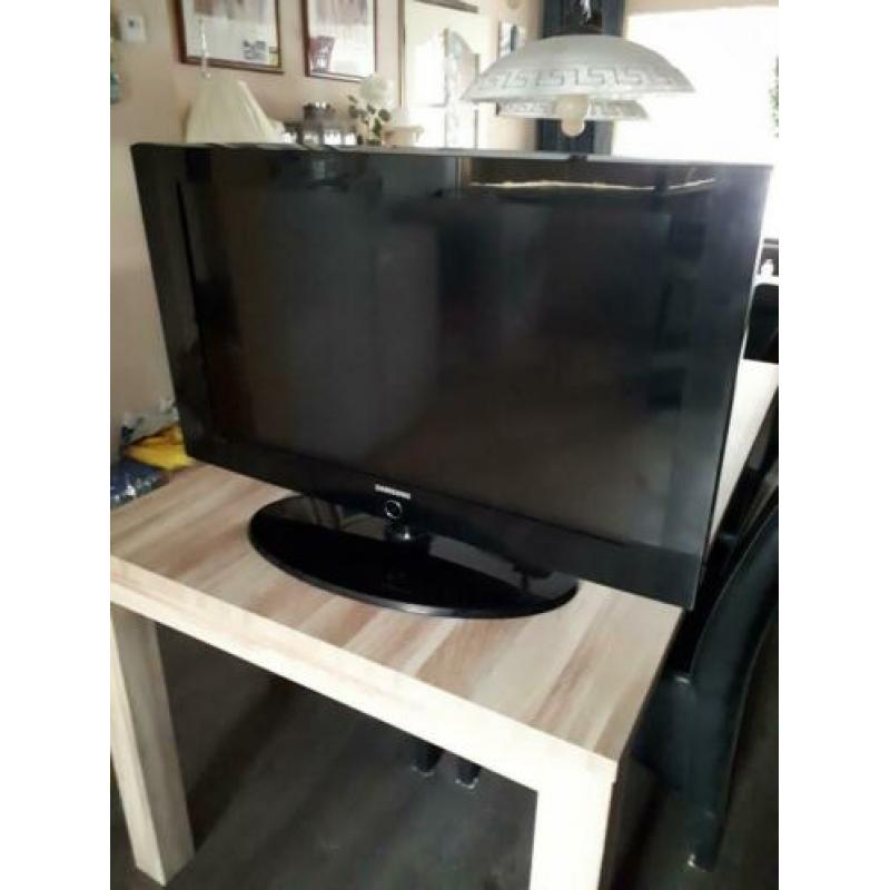 Samsung tv met afstandsbediening en boekje