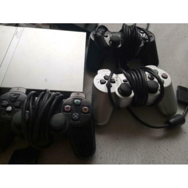 Playstation 2 met 3 controllers