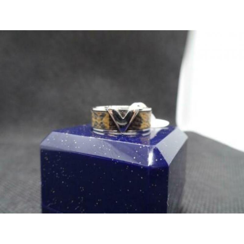 Louis Vuitton V Ring Monogram Zilver maat 17/18