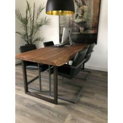 Industriële eettafel met stoelen