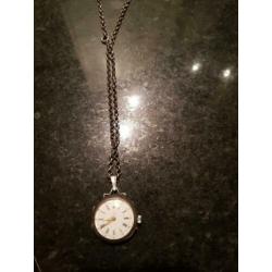 Oud zilveren horloge aan zilveren ketting