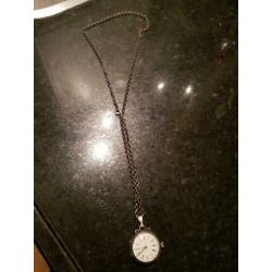 Oud zilveren horloge aan zilveren ketting