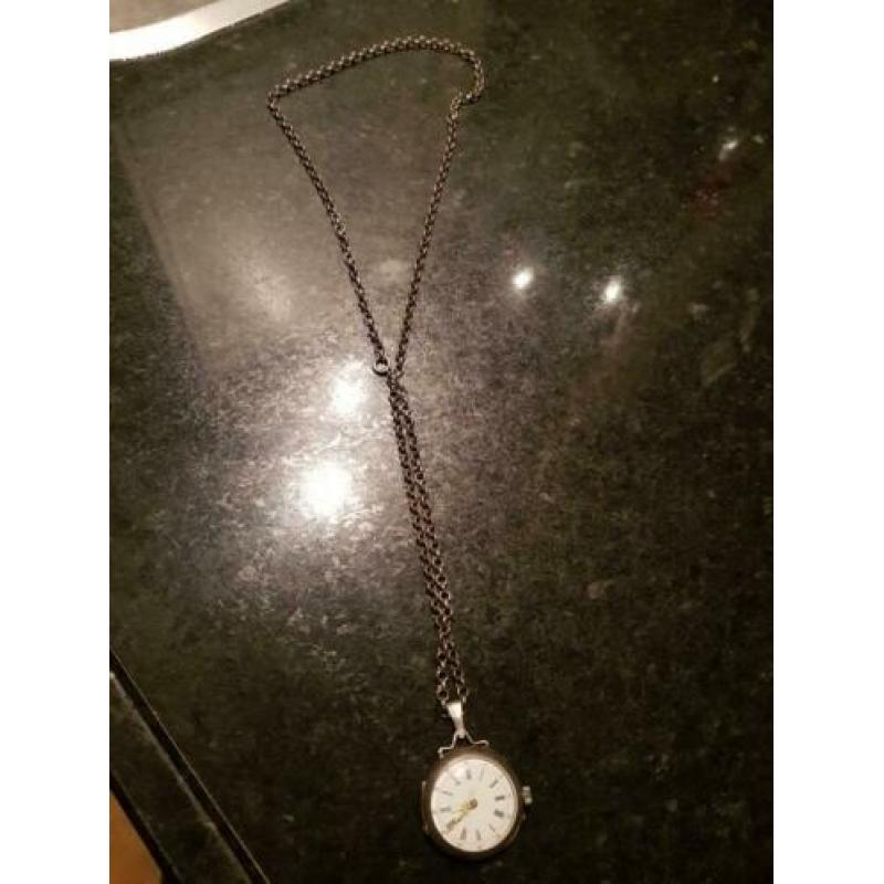 Oud zilveren horloge aan zilveren ketting