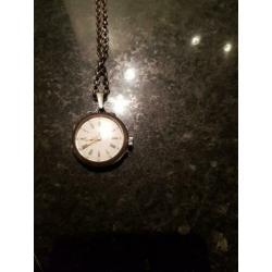 Oud zilveren horloge aan zilveren ketting