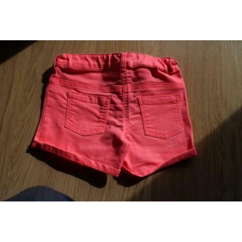 1x Meisjes Knal Roze Korte Broek Maat 128 (C&A)