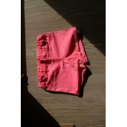 1x Meisjes Knal Roze Korte Broek Maat 128 (C&A)