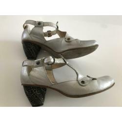 Donna Lisa Tucci champagne metallic pump aparte hak