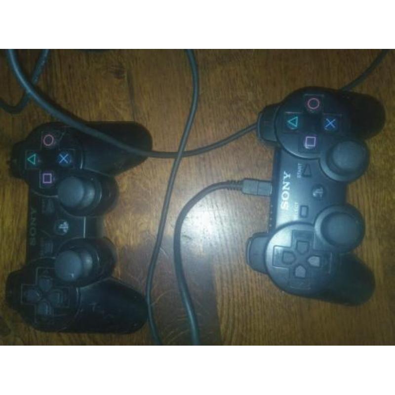 Zwarte Playstation 3 met 2 controllers en 13 spellen.