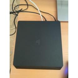 PS4 Slim 1TB + 2 controllers + 3 games